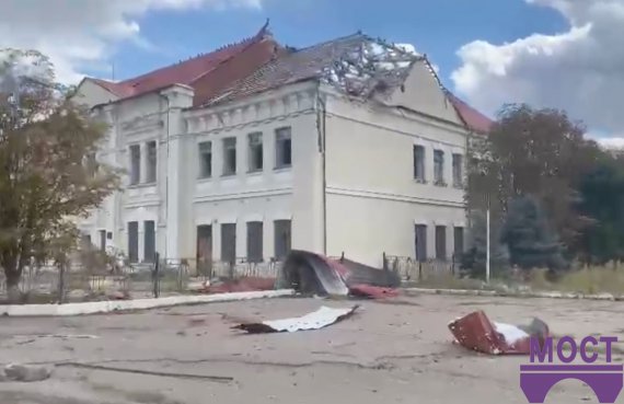 Багато будівель понівечені, на узбіччях та прямо на дорогах стоять розбиті цивільні машини та навіть невелика сільгосптехніка