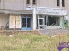 Багато будівель понівечені, на узбіччях та прямо на дорогах стоять розбиті цивільні машини та навіть невелика сільгосптехніка