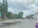 Багато будівель понівечені, на узбіччях та прямо на дорогах стоять розбиті цивільні машини та навіть невелика сільгосптехніка