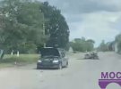 Багато будівель понівечені, на узбіччях та прямо на дорогах стоять розбиті цивільні машини та навіть невелика сільгосптехніка