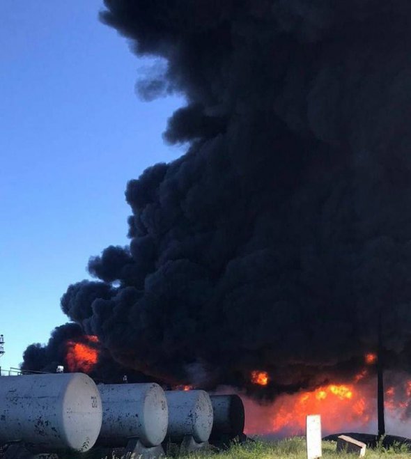 В Кривом Роге горит нефтебаза после ракетного удара РФ