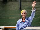На пресс-конференции звезда дополнила желтые волосы голубой рубашкой и красным ожерельем, напоминающим традиционное украинское украшение