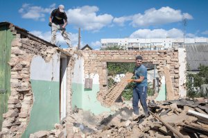 Волонтери в місті Буча Київської області розчищають завали будинку, який російські військові зруйнували артилерійськими обстрілами. Окупанти захопили місто 3 березня. Перед тим атакували з різного озброєння, розбомбили багато будівель. Вибити росіян із Бучі вдалося за 28 днів. Після почалися роботи з відновлення населеного пункту