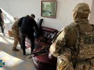 Служба безпеки України припинила незаконну співпрацю посадовців митних органів з особами з санкційного списку контрабандистів.