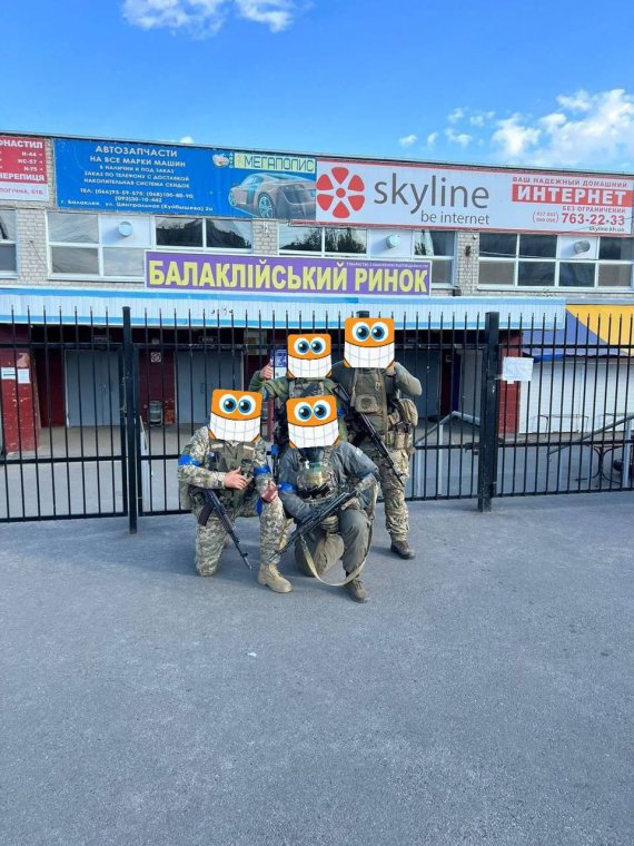 Украинские военные на фоне балаклейского рынка