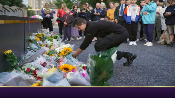 После известия о смерти королевы тысячи людей пришли в Букингемский дворец, чтобы почтить ее память и возложить цветы