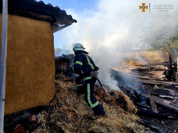После обстрелов в Николаевской области спасатели тушат пожары