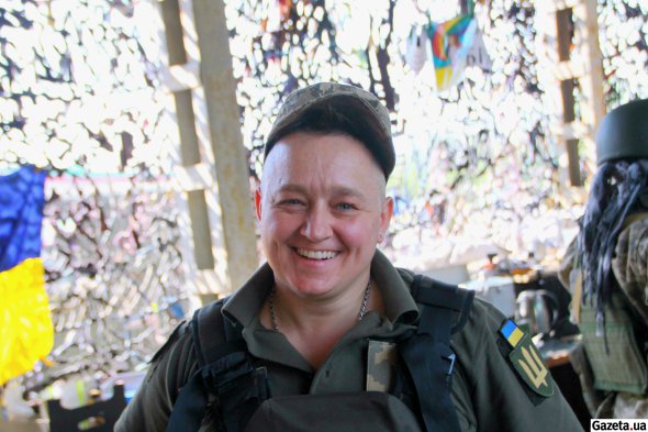 Лілія Занько, 45 років. Народилася і живе в Полтаві. З 8 років займається східними єдноборствами, у 14 років увійшла до юнацької збірної України. Професійна спортсменка. Чотириразова чемпіонка світу з армспорту, багаторазова чемпіонка Європи та України. Тренер-викладач Полтавської дитячо-юнацької спортивної школи, тренер з інваспорту. З лютого 2022 року служить у ЗСУ