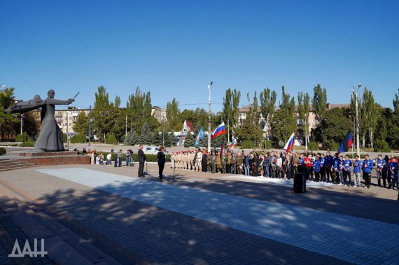 У зруйнованому російськими загарбниками Маріуполі окупаційна влада влаштувала святкування 79-ї річниці визволення Донецька від нацистів