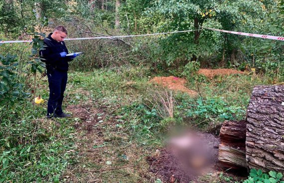 В селе Мощун Бучанского района в Киевской области правоохранители обнаружили останки убитого российскими оккупантами человека.