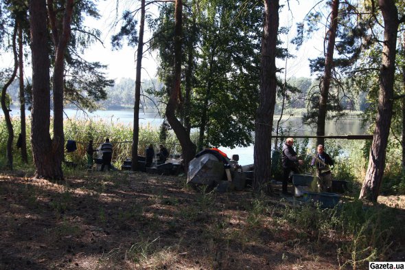 Ближче до обіду рибалки починають висипку риби. Після цього вони розпутують та чистять сітки