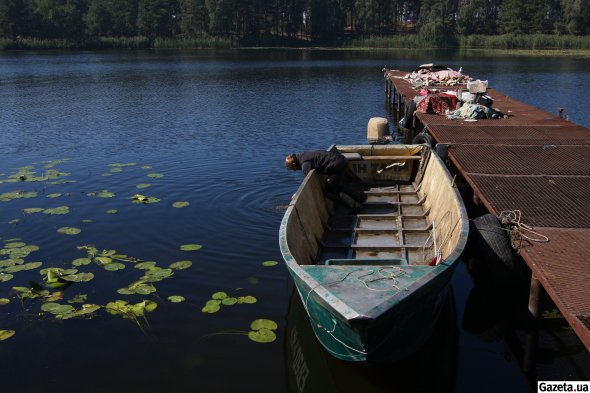 Рибалки виходять у "море" щодня. НА човнах випливають, як тільки починає сіріти