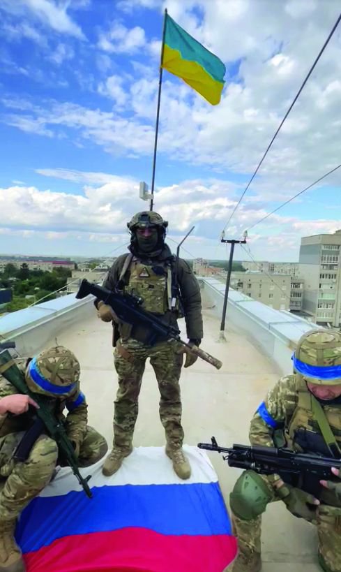 Українські військові підняли жовто-синій прапор над Балаклією у Харківській області 8 вересня