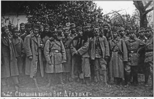 Михайло Гаврилко (третій ліворуч у першому ряду) серед старшин 2-го куреня Українських січових стрільців. Фото зроблено восени 1915 року