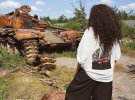 Каменських на тлі згорілої ворожої техніки гнівно звернулася до росіян