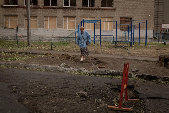 Вирви та пошкоджені будівлі від артилерійських обстрілів у Харкові 