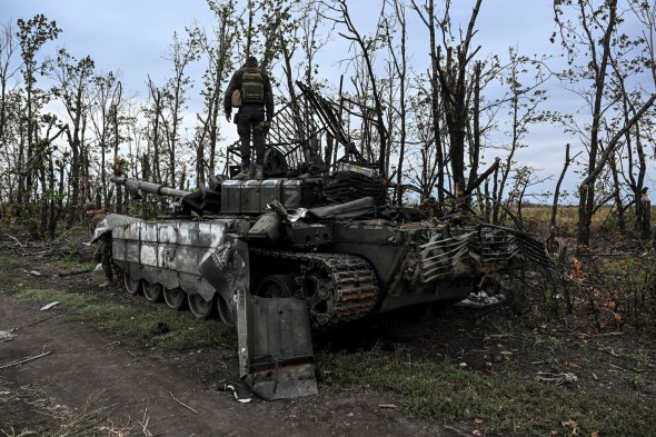 Знищений російський танк біля Ізюму 