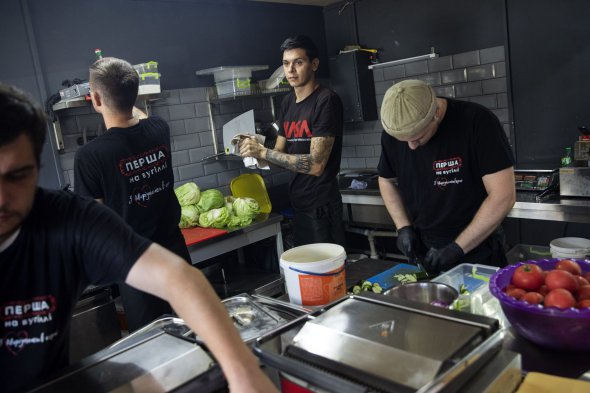 Максим Пустаков открыл ресторан шаурмы в Киеве после побега из Мариуполя. Его сотрудники - беженцы из этого разрушенного города