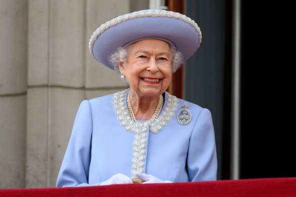 Королева Великої Британії Єлизавета ІІ дотримувалася встановлених нею традицій не лише у виборі вбрання чи аксесуарів до нього