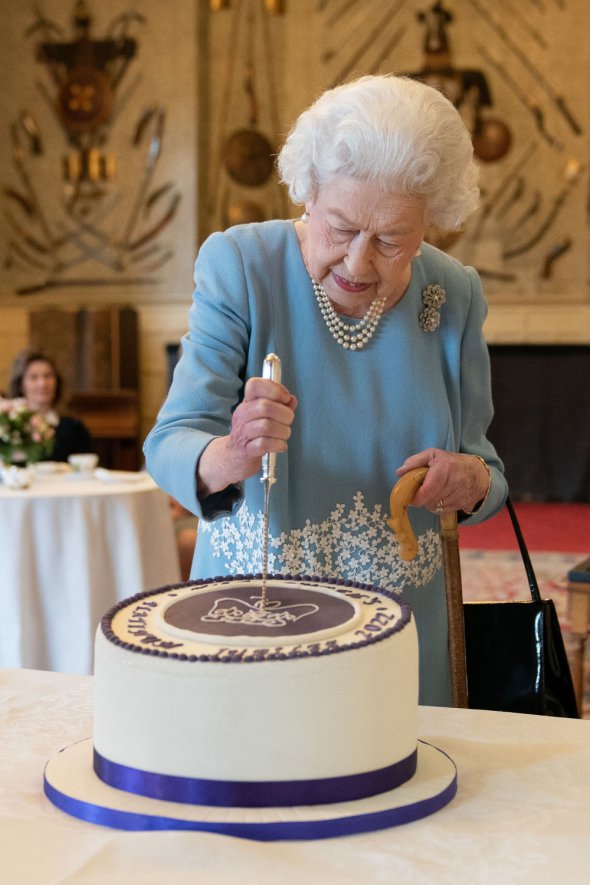 Королева была лакомством и особенно любила многослойный шоколадный торт со стружкой из белого и темного шоколада