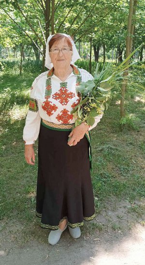 Майстриня Лідія Кудрицька з села Куна Гайсинського району на Вінниччині, сама створює узори для вишивки. До неї звертаються, коли хочуть мати оригінальну річ