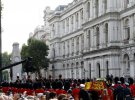 Гроб с королевой Елизаветой II несут по Уайтхоллу во время процессии