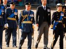 Принц Уильям, король Карл III, принц Гарри, принцесса Анна и сэр Тимоти Лоуренс идут за гробом во время процессии