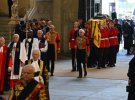 Гроб с телом королевы Елизаветы II несут в Вестминстерский зал для торжественной церемонии