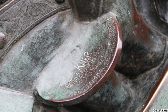 На монументі слави є гравіювання з датої реставрації бронзових елементів пам'ятника