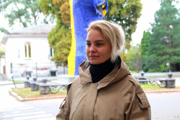 Піар-менеджерка проєкту "Містохаб" Юлія Манойло вважає, що пам'ятник на місці відпочинку Петра потрібно демонтувати - а поки що активісти проєкту закрили пам'ятку сіткою в кольорах українського прапору