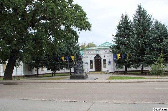 Пам'ятник Петру І перед музеєм на полі Полтавської битви закрили чорною плівкою на почату війни