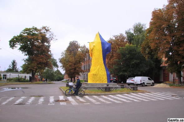 Пам'ятник на місці відпочинку Петра І в Полтаві закрили сіткою, тому що він містить російський герб 