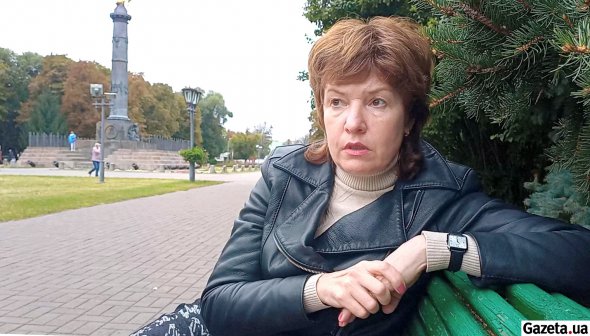 Кандидат архітектури Оксана Бєлявська наголошує, що зносити пам'ятники не можна - натомість необхідно посилити інформаційну кампанію, в які розповідати українцям правду про події Полтавської битви та спростовувати російські імперські міфи