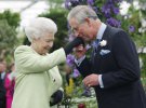 Елизавета II вручает Карлу ІІІ почетную медаль Королевского садоводческого общества Виктории во время посещения выставки цветов в Челси 18 мая 2009 года в Лондоне