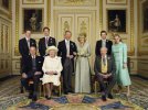 На фото изображены Карл III и его жена Камилла с их семьями (слева в заднем ряду) принц Гарри, принц Уильям, Том и Лаура Паркер Боулз (слева в первом ряду) герцог Эдинбургский, королева Елизавета II и отец Камиллы, майор Брюс Шанд после церемонии бракосочетания, 9 апреля 2005 года в Виндзоре
