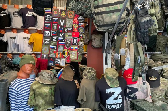 На центральном рынке Белгорода торговцы продают военное снаряжение, а также одежду с лозунгами в поддержку российского вторжения 