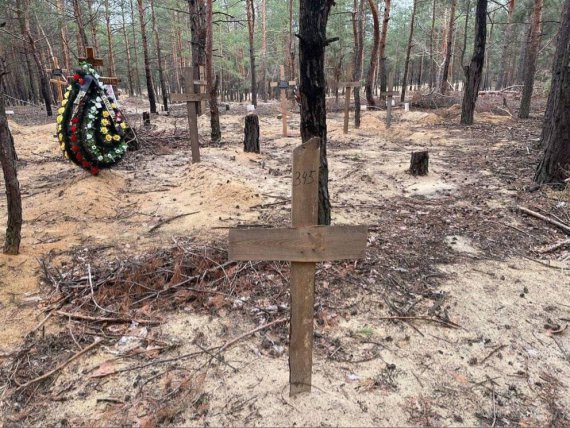 У звільненому Ізюмі Харківської області виявлено масове поховання.