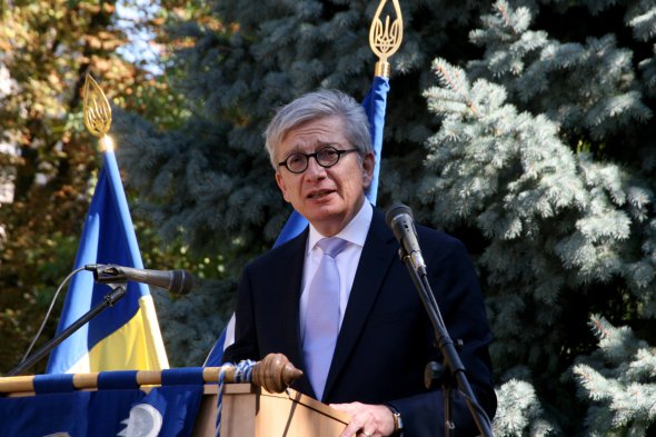 Евген Чолій народився в 1959 році в Монреалі, Канада. Канадський юрист українського походження. Із 1982 року - член Палати адвокатів Квебеку та старший партнер однієї з найбільших адвокатських фірм регіону Lavery, de Billy. Від 2012 року - у довіднику «Найкращі юристи в Канаді». Президент «Світового конґресу українців» у 2008-2018 роках. Доктор Honoris causa Національного університету «Львівська політехніка» і Національного університету «Києво-Могилянська академія». З 2019 року – президент ГО «Україна-2050». З 2019 року – президент «Києво-Могилянської фундації Канади», неприбуткової організації, яка підтримує «Києво-Могилянську академію». У 2020 році призначений почесним консулом України в Монреалі.