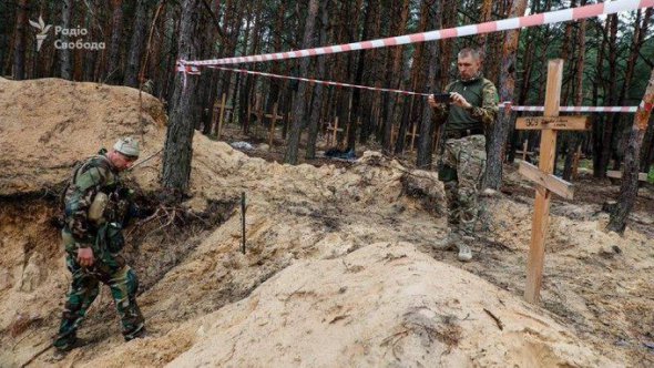 В лесу у Изюма после освобождения города от российских оккупантов обнаружили более 400 могил.