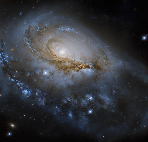 Астрономы сфотографировали далекую галактику