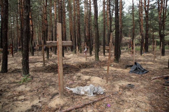 На месте массового захоронения в освобожденном городе Изюм обнаружили более 450 тел людей, замученных российскими оккупантами.