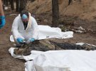 На месте массового захоронения в освобожденном городе Изюм обнаружили более 450 тел людей, замученных российскими оккупантами.