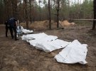 На місці масового поховання у звільненому місті Ізюм виявили понад 450 тіл людей, закатованих російськими окупантами.