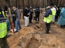 На місці масового поховання у звільненому місті Ізюм виявили понад 450 тіл людей, закатованих російськими окупантами.