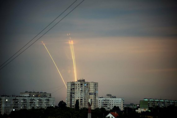 Следы от ракет врага, запущенных по мирному Харькову из российского Белгорода