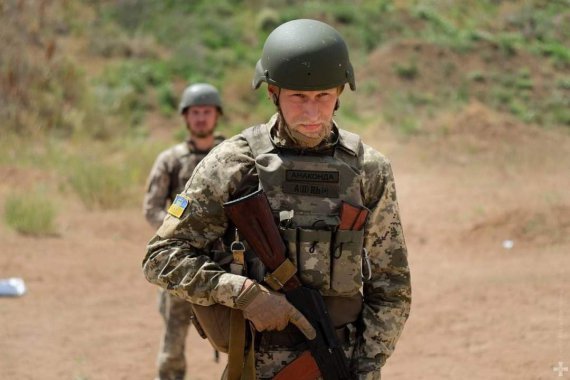 Штурмовий підрозділ морської піхоти відпрацьовує вміння досконалого володіння зброєю