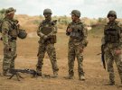 Штурмовий підрозділ морської піхоти відпрацьовує вміння досконалого володіння зброєю