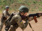 Штурмовий підрозділ морської піхоти відпрацьовує вміння досконалого володіння зброєю