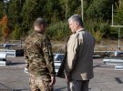 Пятый президент Украины Петр Порошенко посетил военных и передал им уникальные беспилотники. Дроны способны обнаруживать позиции врага, наводить на них артиллерию и корректировать огонь крупнокалиберного оружия