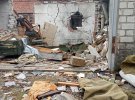 Убегая из Изюма, русские солдаты бросили личные вещи: кирзовые сапоги, шапки-ушанки и другое обмундирование, которое, кажется, мало изменилось со времен СССР